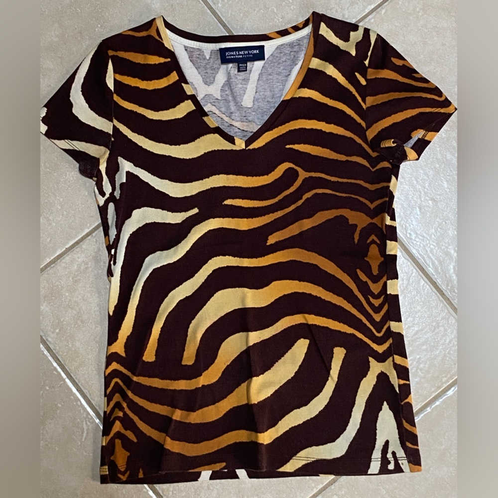 Jones New York Signature Petite size PP animal print tee shirt